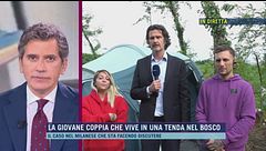 La giovane coppia che vive in una tenda nel bosco a Canegrate