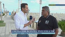 Il caso della 55enne multata per il topless in riva al fiume