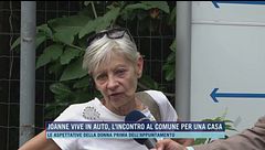 Joanne vive in auto, l'incontro al comune per una casa