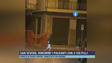San Severo, rincorre i passanti con 2 coltelli