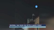 Ravenna, sale nudo sul tetto e lancia tegole