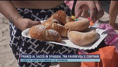 Pranzo al sacco in spiaggia, tra favorevoli e contrari