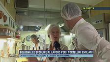 Bologna, le sfogline al lavoro per i tortellini emiliani