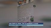 Maltempo al nord, la auto si fanno strada nel nubifragio