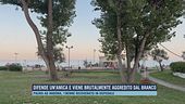 Difende un'amica e viene brutalmente aggredito dal branco