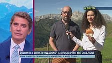 Dolomiti, i turisti "invadono" il rifugio per fare colazione