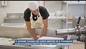 Il giovane casaro che canta mentre fa il formaggio