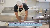 Il giovane casaro che canta mentre fa il formaggio
