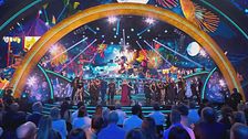 Il finale della prima puntata sulle note di "Maracaibo"