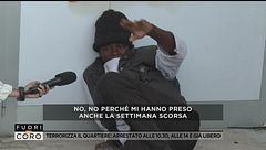 Quelli da emigrare: il ghanese che si spoglia davanti alle scuole