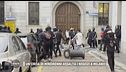 Un'orda di minorenni assalta i negozi a Milano