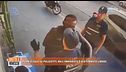 Pugni e calci ai poliziotti, ma l'immigrato è già tornato libero