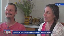 Famiglia nel bosco: oggi i tre bambini a casa per qualche ora