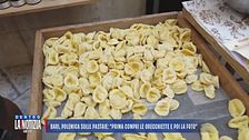 Bari, polemica sulle pastaie: "Prima compri le orecchiette e poi la foto"