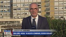 Papa Leone, i medici: "Ha iniziato a camminare, decorso regolare"