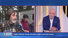 Pastore "fuorilegge" con cani, spazzatura e bombole di gas: paese in rivolta