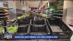Scaffali vuoti, niente pomodori, latte e uova: a rischio la spesa
