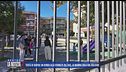 Tenta di rapire un bimbo alla fermata del bus, la mamma urla dal balcone