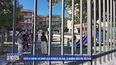 Tenta di rapire un bimbo alla fermata del bus, la mamma urla dal balcone