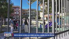 Tenta di rapire un bimbo alla fermata del bus, la mamma urla dal balcone