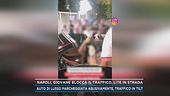Napoli, giovane blocca il traffico, lite in strada