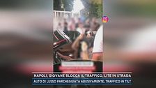 Napoli, giovane blocca il traffico, lite in strada