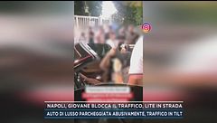 Napoli, giovane blocca il traffico, lite in strada