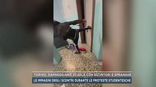 Torino, danneggiano scuola con estintoti e spranghe