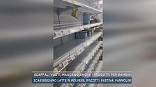 Scaffali vuoti, mancano anche i prodotti per bambini
