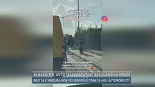 Blocco tir, autotrasportatori regalano la merce