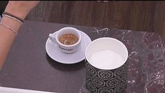 Moreno chiede un caffè alla sua Maggiordonna Federica