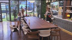 Un momento di pulizie post-pranzo