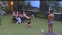 Le donne riprovano la coreografia