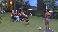 Le donne riprovano la coreografia