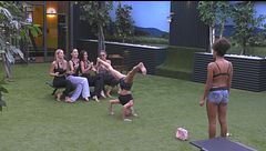 Le donne riprovano la coreografia
