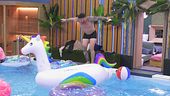 Una serata spensierata tra tuffi in piscina e balli imprevedibili
