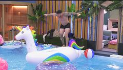 Una serata spensierata tra tuffi in piscina e balli imprevedibili