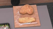 Guendalina alle prese con la preparazione del pane