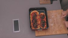 È il momento di scaldare il forno: i VIP preparano le lingue di pizza croccanti