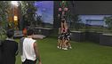 Un gruppo di cheerleader porta degli inviti per un party esclusivo