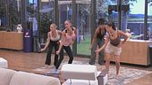 Le ragazze alle prese con la nuova coreografia