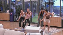 Le ragazze alle prese con la nuova coreografia
