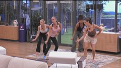 Le ragazze alle prese con la nuova coreografia