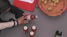 Alex sistema la spesa: nuova scorta di passata di pomodoro