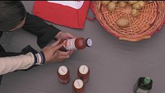 Alex sistema la spesa: nuova scorta di passata di pomodoro