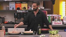Straccetti al sugo per la cena: Alex ai fornelli