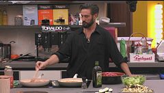 Straccetti al sugo per la cena: Alex ai fornelli
