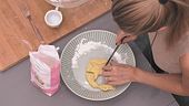 Valeria, Alex e Federica preparano i biscotti al burro
