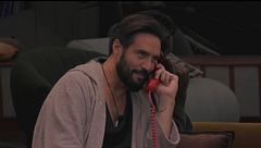 Una telefonata poliglotta per Alex
