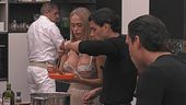 Federica e Giacomo impiattano la cena per i VIP